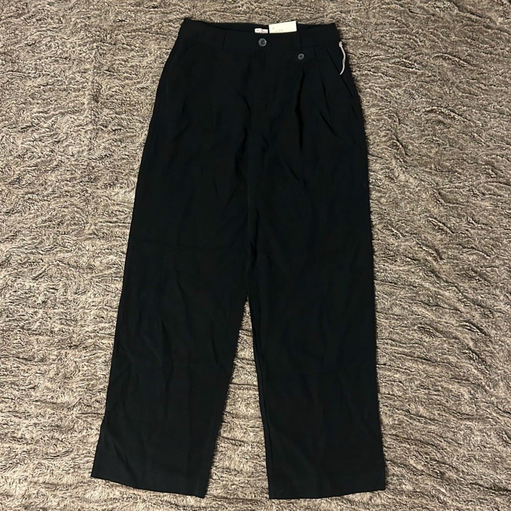 A New Day
Black pants- Women’s 
Size: 6
Black🖤